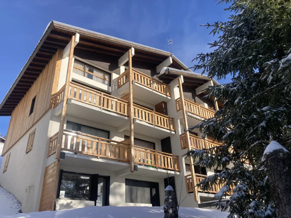 Appartement duplex de 40 m2 plus sous pentes, en RDC + 1er étage, dans une petite résidence entièrement rénovée, au calme et à 200 m des commerces, du centre station et des pistes. Balcon plein sud, bénéficiant d'une vue dégagée sans vis à vis.
