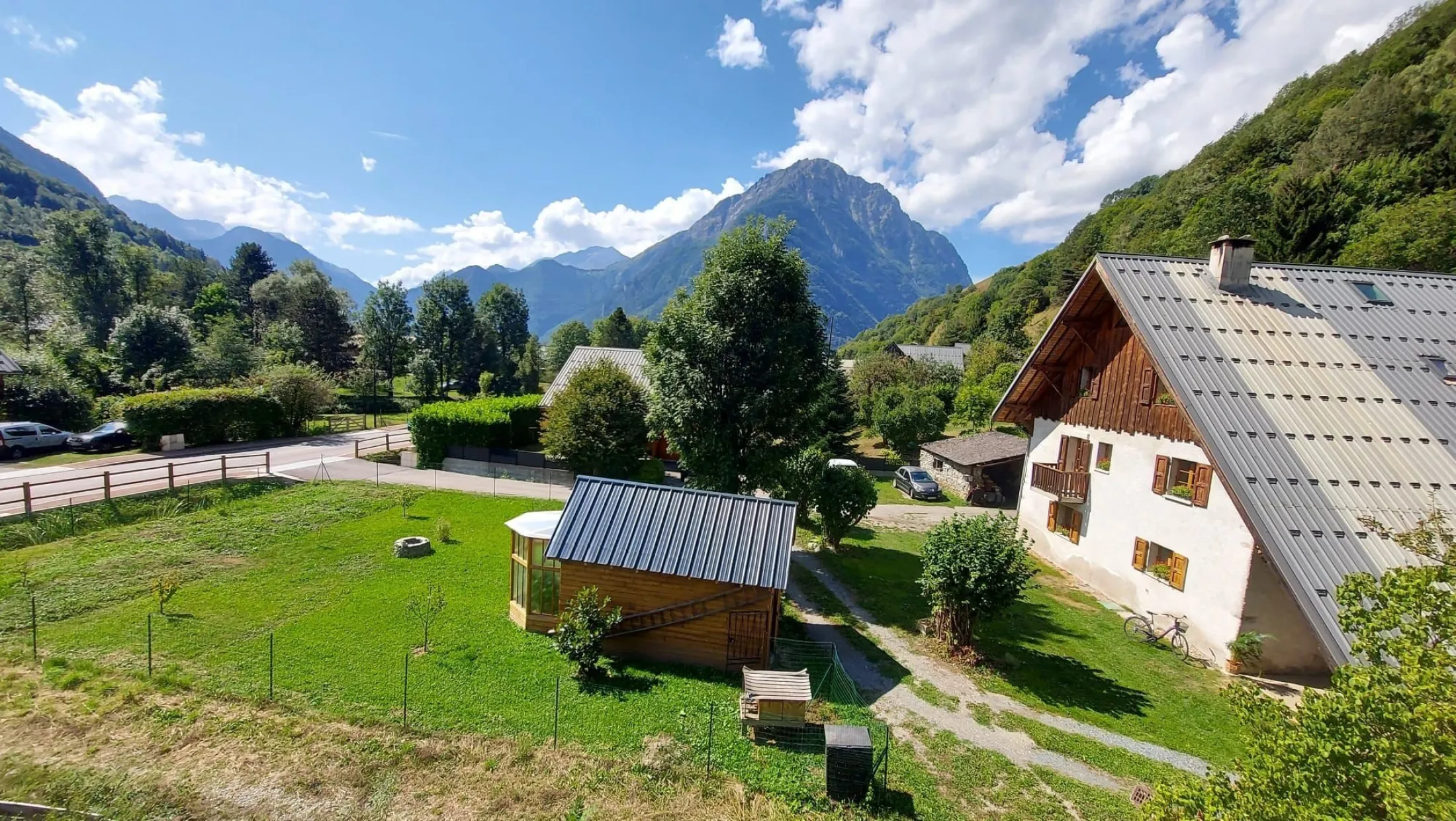 A large appartment in an ancient farmhouse. Set over 4 floors from ground floor to mezzanine.  Private access and garden.  Private parking and 1200m from Eau d'Olle Telecabine to arrive in 8 minutes to Oz en Oisans 
