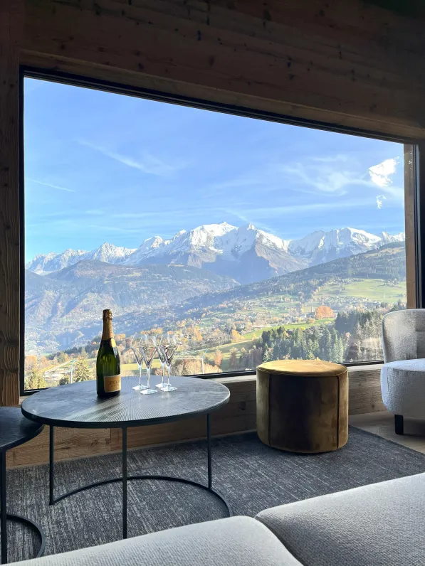 Salon avec vue panoramique sur toute la chaîne du Mont-Blanc

