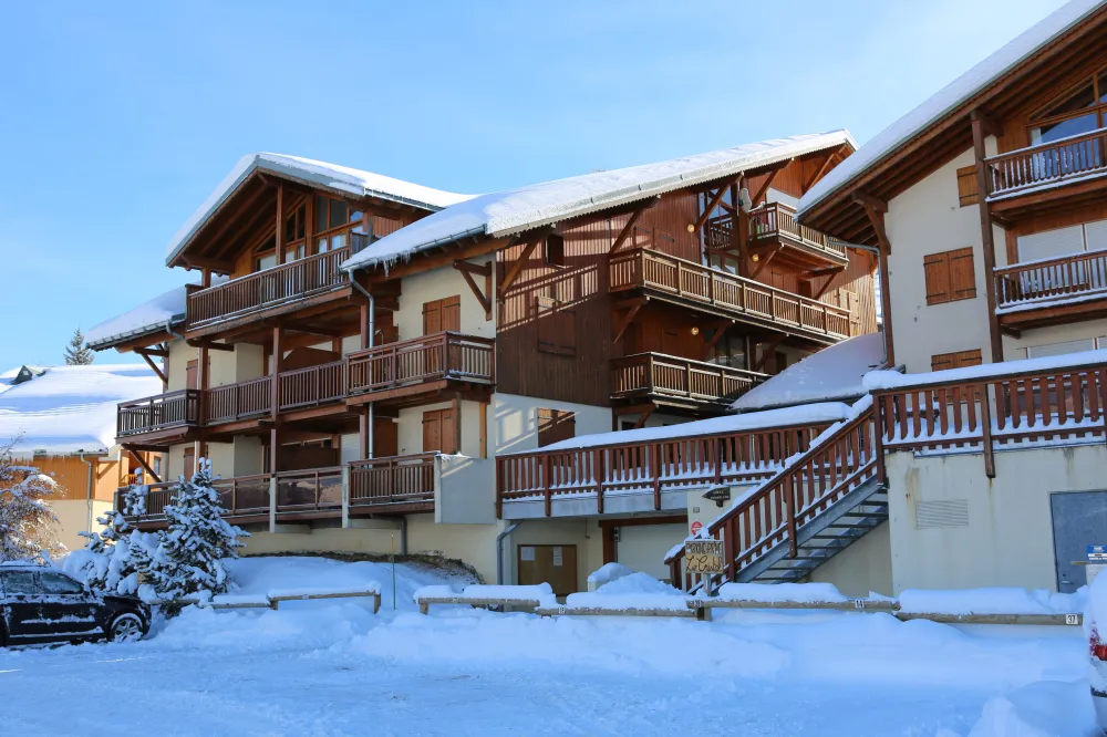La résidence (avec garage en sous-sol).