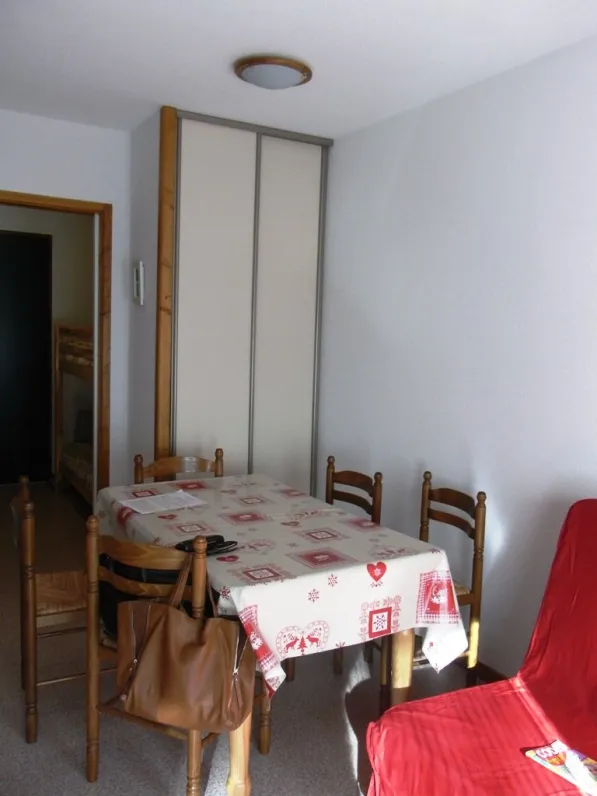 Coin Salle à Manger  et au fond le coin montagne ( 2 lits superposés)