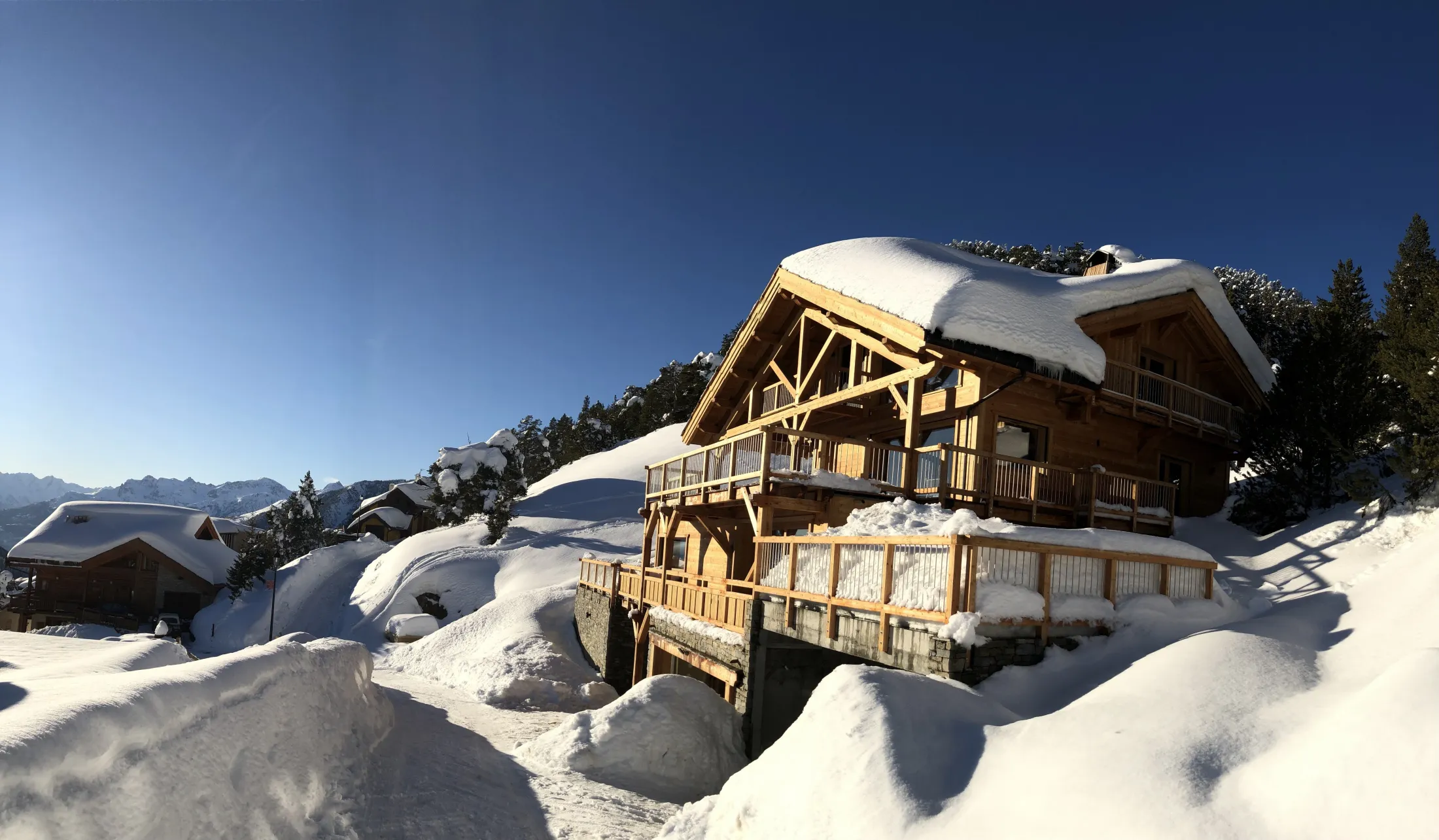 Situé à 1900 mètres d'altitude, le chalet Val Sunny vous accueille en hiver comme en été dans un espace unique, surplombant le domaine de Montgenèvre. Equipé d'un sauna  et d'un jacuzzi (en extérieur), le chalet peut loger confortablement 12 personnes.