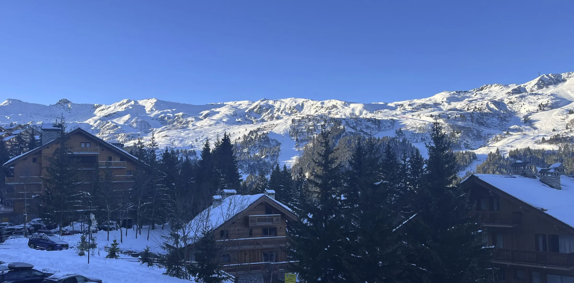 Vue dégagée sur le domaine skiable