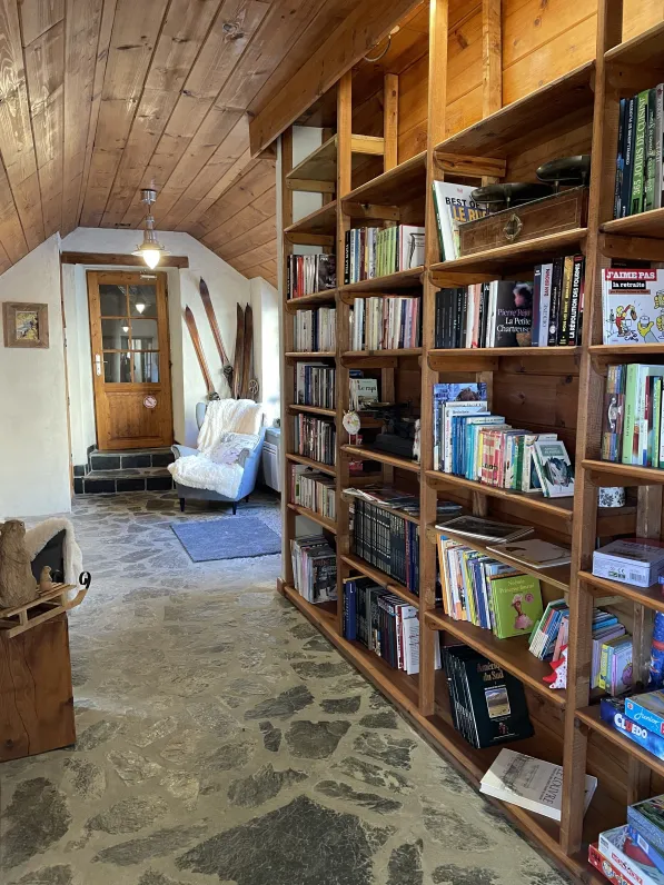 Library shared with the Marmotte cottage