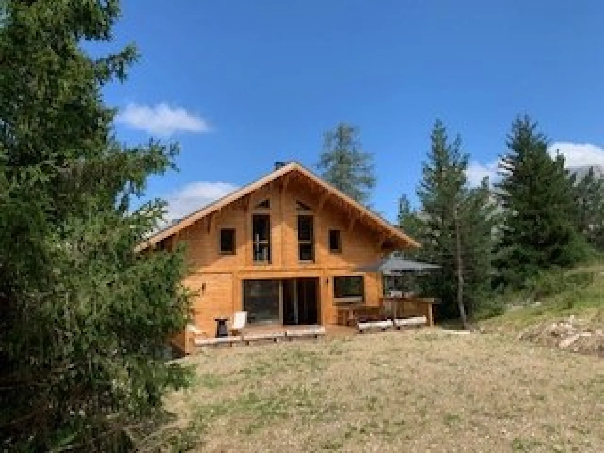 Vue du chalet avec terrain 