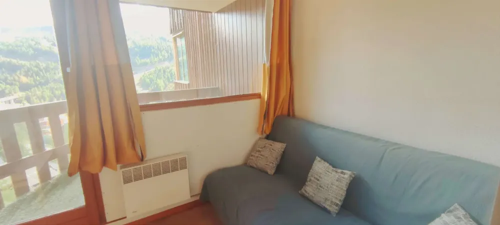 2 pieces avec balcon a cote piste de ski
