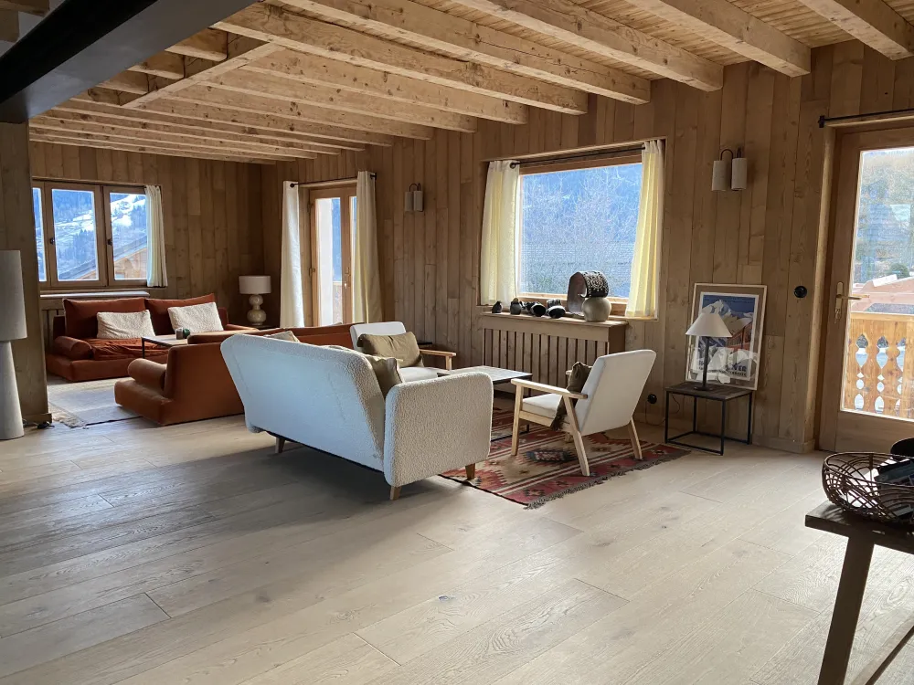 1er étage: Triple exposition du salon de 70m² sur la chaîne du Mont-Blanc, les Fiz et les Aravis