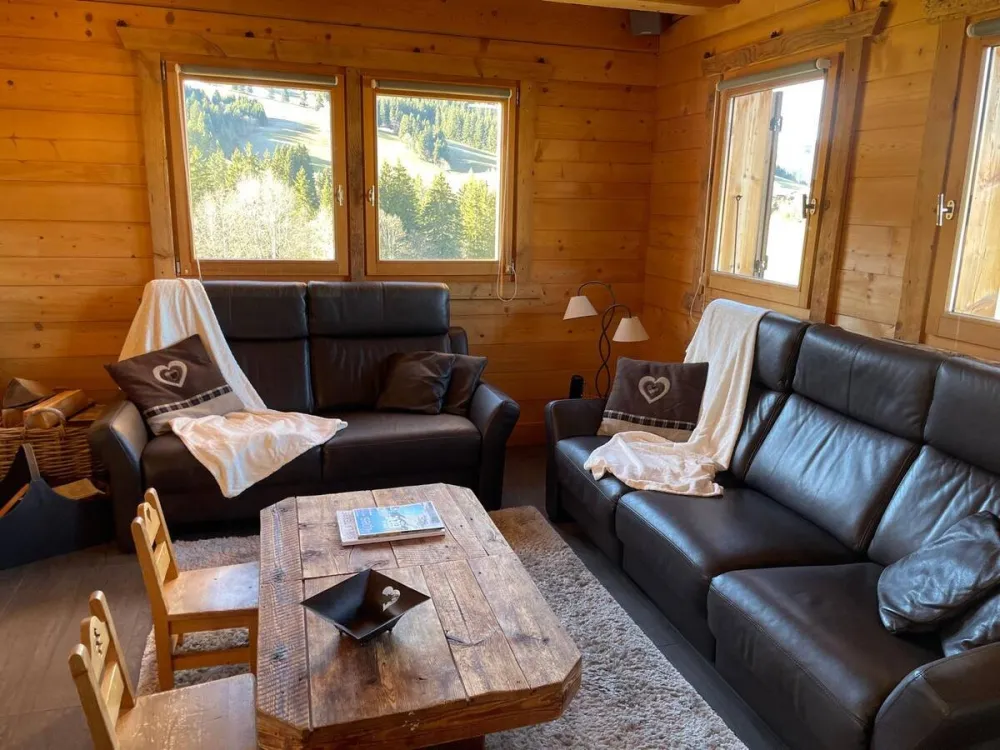 La Pioleute est un chalet spacieux, pouvant accueillir jusqu’à 8 personnes maximum.
Il est équipé de Wifi
Les draps et serviettes de bains sont inclus dans la réservation