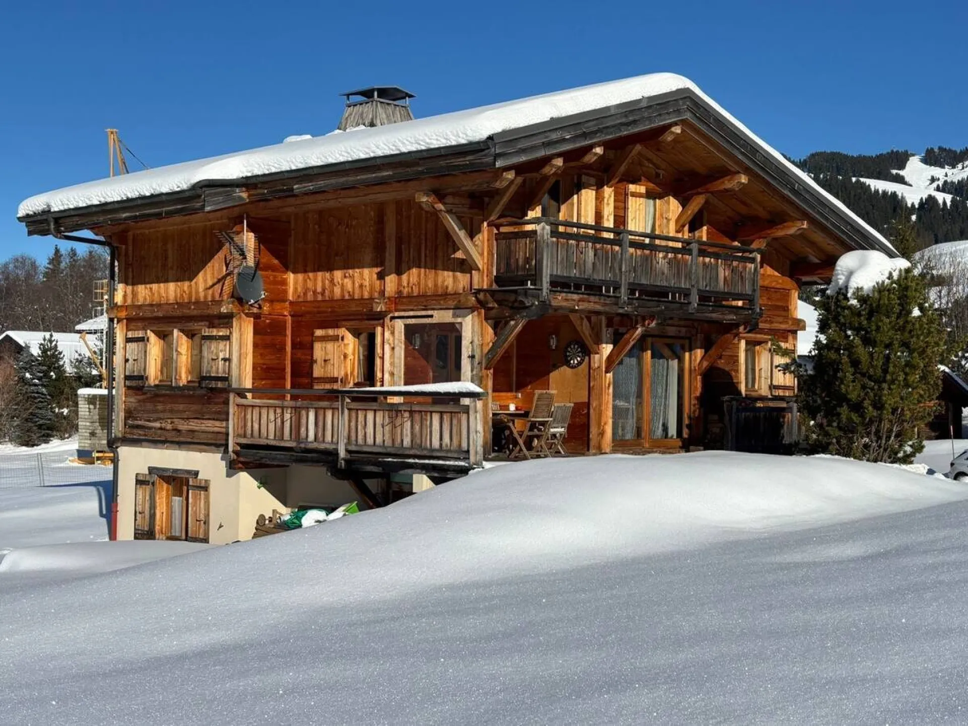 Venez profiter d’un séjour à la montagne. A deux pas des différents domaines skiables de la station, le chalet La Pioleute vous offre un séjour détente pour toute la famille.
Situé au calme à 1300 m d’altitude, avec une vue 360 sur les pistes de ski.
