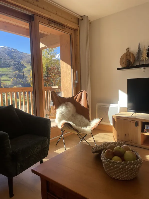 Vue depuis le canapé sur la montagne enneigée 