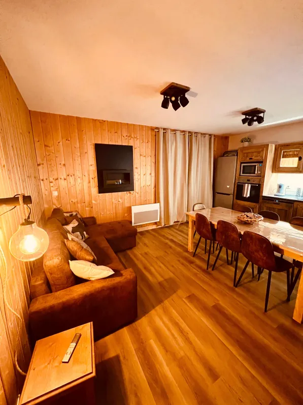 Chalet cosy les flocons du soleil, 6/9 personnes, piscine et spa.
