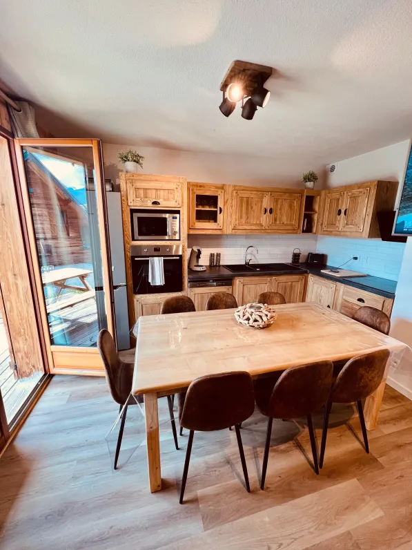 Chalet cosy les flocons du soleil, 6/9 personnes, piscine et spa.