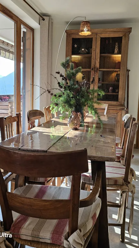 Salle à manger avec des meubles savoyards qui peuvent compter leurs histoires à qui sait les écouter.