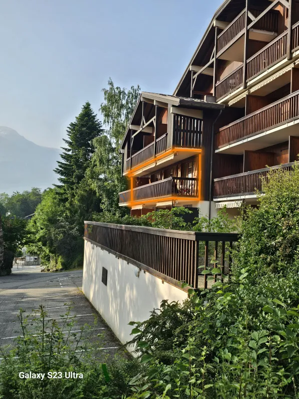 Résidence située à 200 mètres de la mairie ,toutes commodités et complexes sportifs dans un rayon d'1 km ,
Stationnement gratuit devant la résidence et au centre ville (parking de l'espace MONT Blanc), Navette à 20m pour accès aux remontées mécaniques.