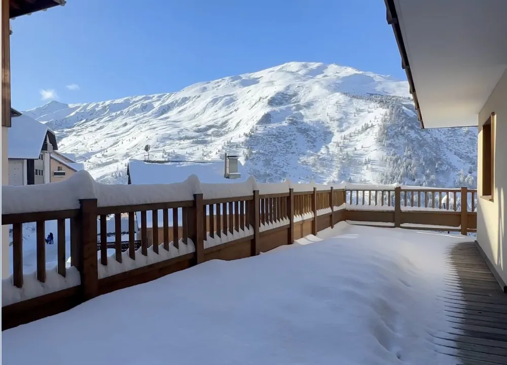 Superbe terrasse de 45M2 avec pleine vue montagne.