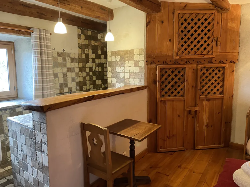 Azet Room