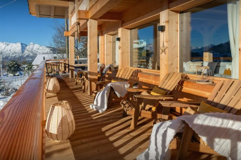 Terrasse ensoleillée avec vue panoramique sur les Alpes. L’endroit idéal pour savourer un café matinal ou un apéritif face aux montagnes.