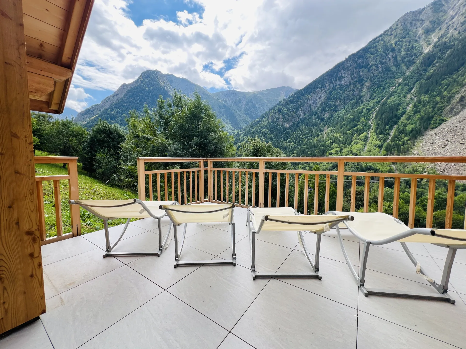 Grande terrasse avec vue dégagée 