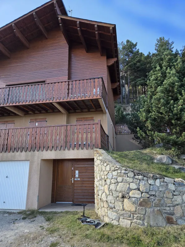 Chalet libre sur les 4 faces aménagé en deux logements 