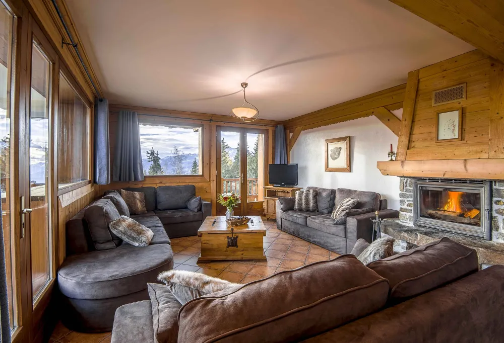 salon cosy  avec cheminée savoyarde