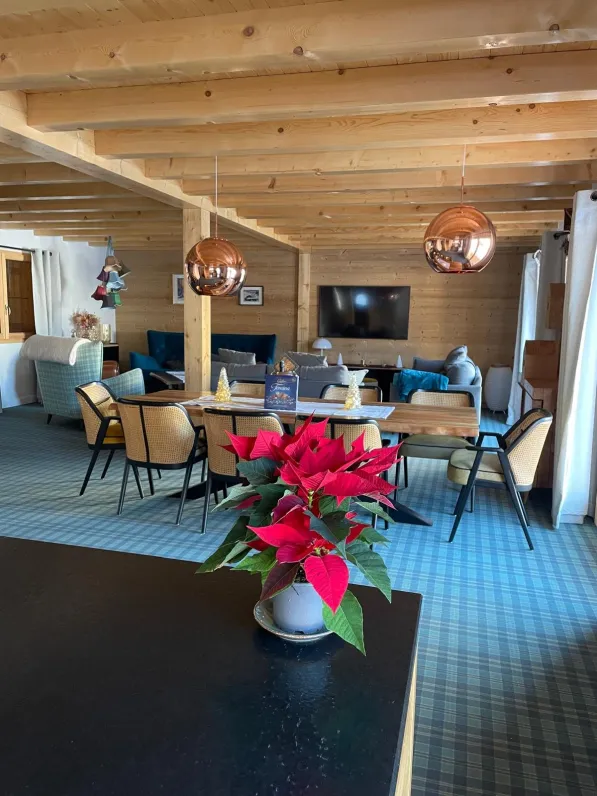 Séjour avec grande table pour les repas en famille