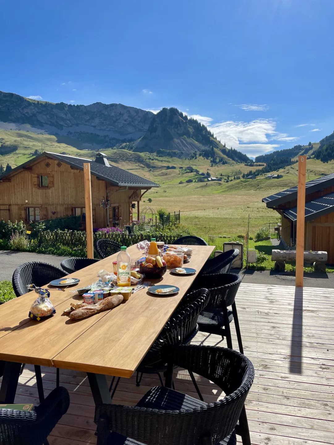 Petit déjeuner sur la terrasse en été avec vue sur les montagnes