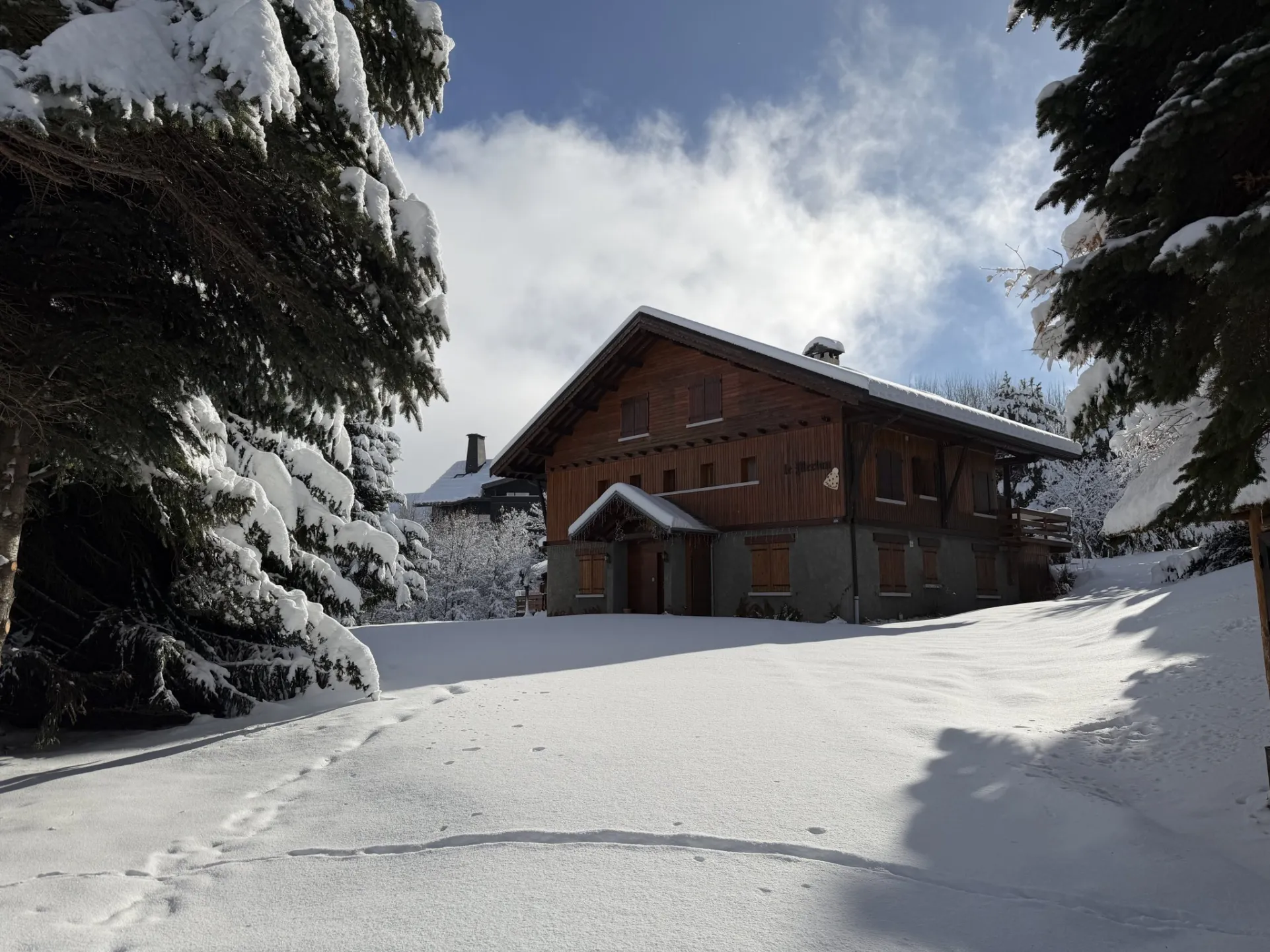 Vue extérieur du chalet Le Merlan (parking privé) 