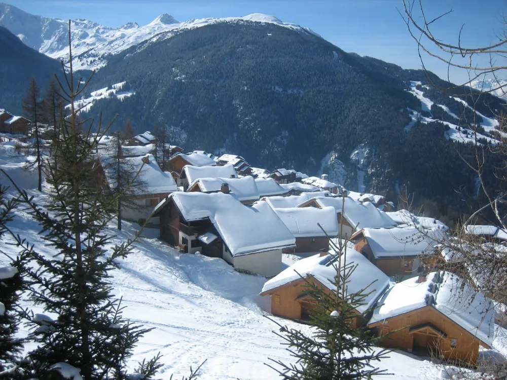 Les chalets de Bellecote vus de la piste La Forêt