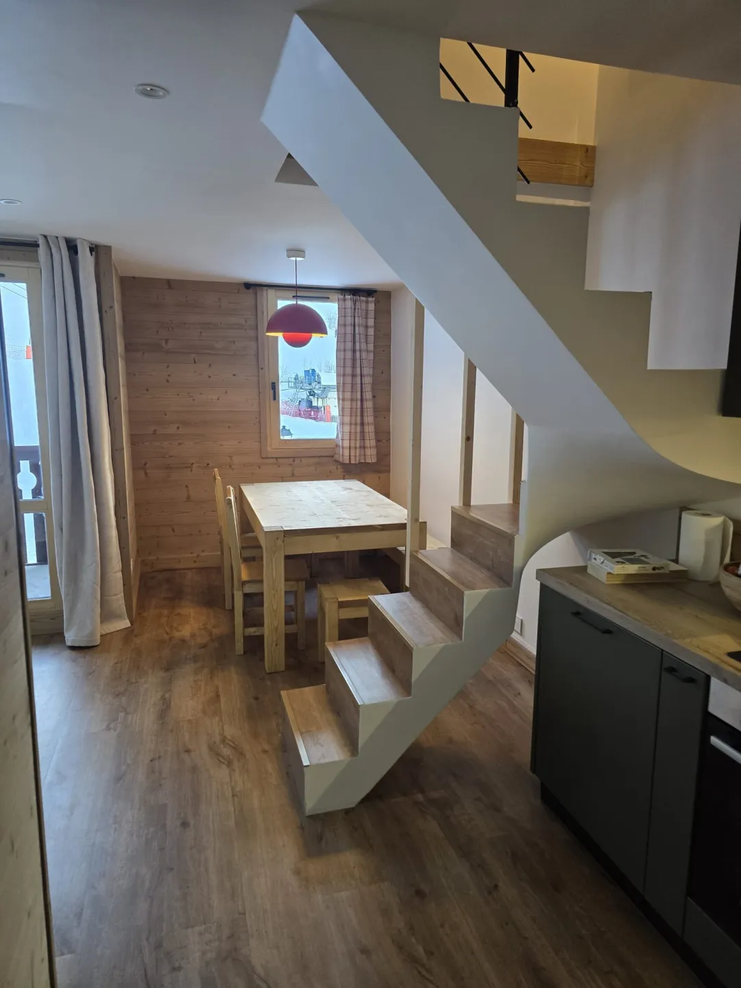 Vu de l'entrée avec la salle à manger et la cuisine ouverte à droite