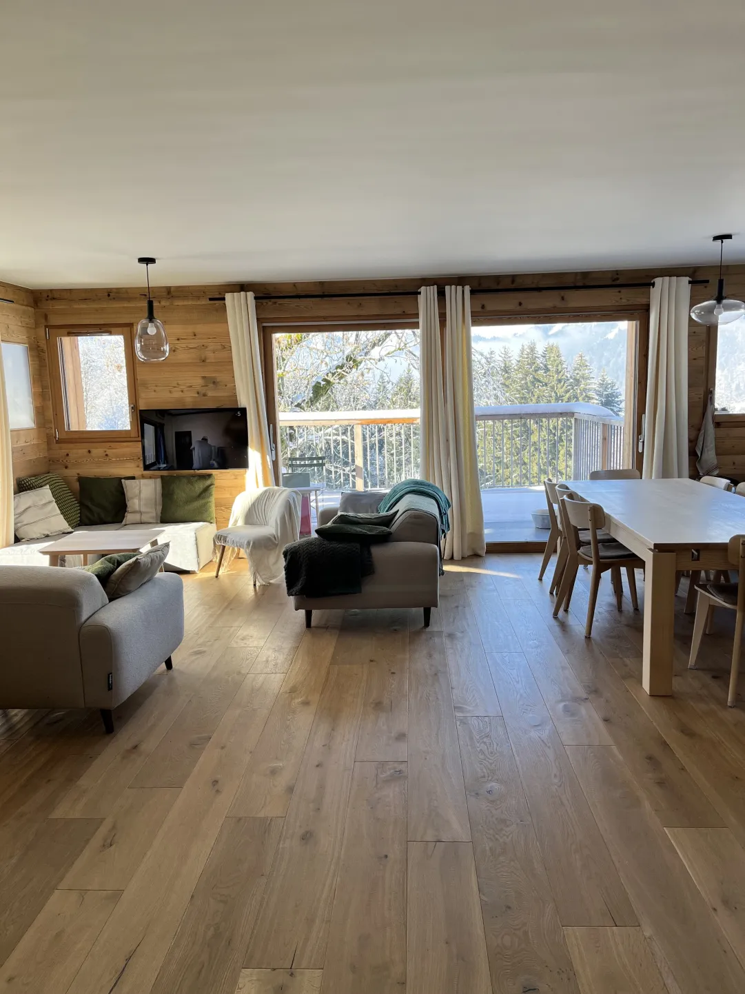 pièce principale 45 m2  cuiine ouverte sur salle a manger et salon grande baie ouest et sud 