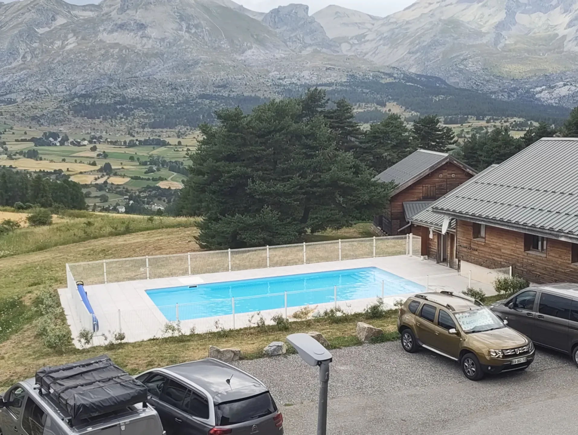 Piscine à disposition de fin juin à fin août. Après les longues balades, on se détend ;-)