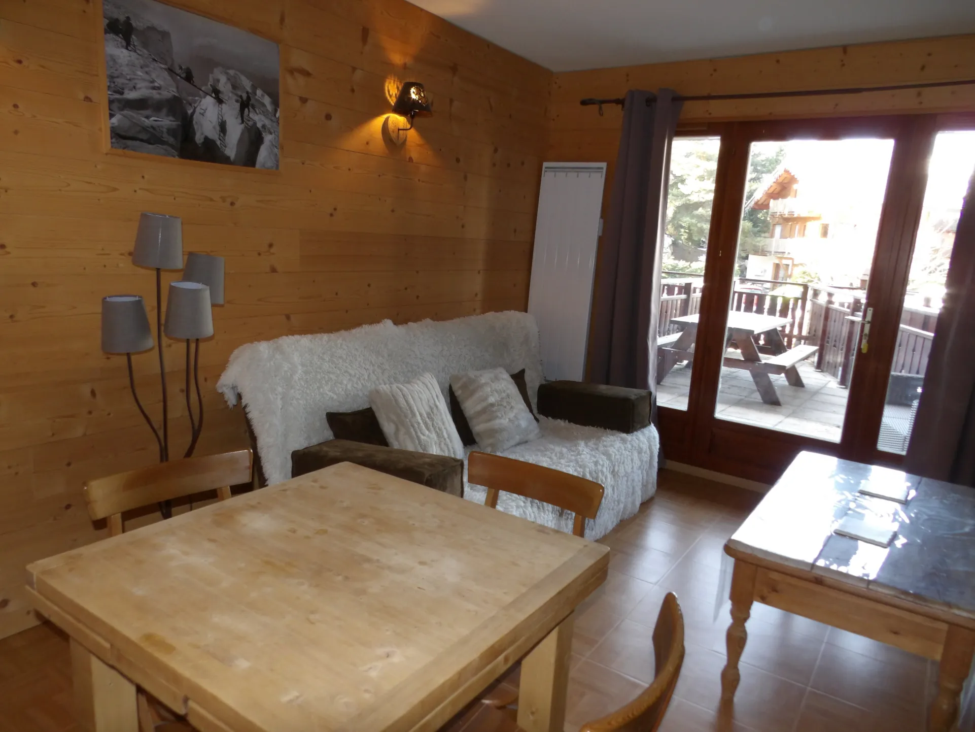 Appartement de type chalet. Séjour avec grande terrasse en rez de neige. Canapé convertible en couchage double. Matelas de qualité supérieure. TV. Wifi.