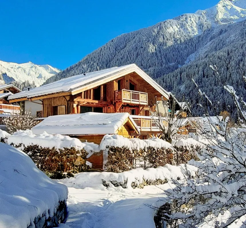 Au cœur de Champagny, village authentique, baigné de soleil. Accès privilégié au domaine de La Plagne, référence internationale pour le ski alpin. L’hiver comme l’été, un terrain d’exception pour le ski, la randonnée, les itinéraires nordiques, et le VTT