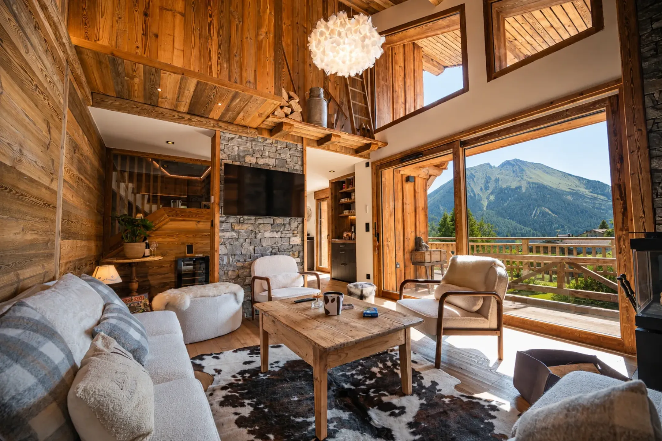 Vue superbe sur les montagnes depuis le salon
