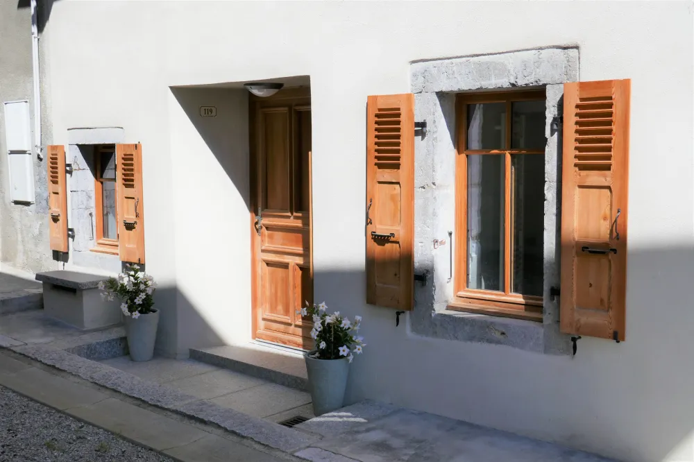 Entrée principale depuis l'impasse (été)