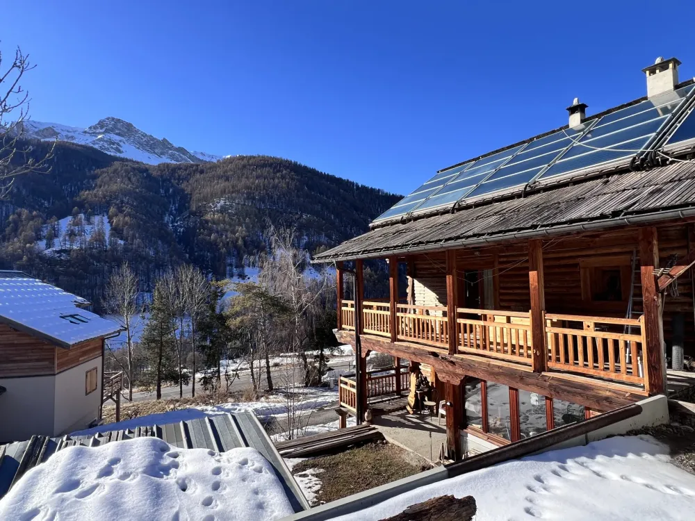 Bienvenue dans mon chalet construit dans la tradition queyrassine
 Un gîte de charme pour 6 personnes,