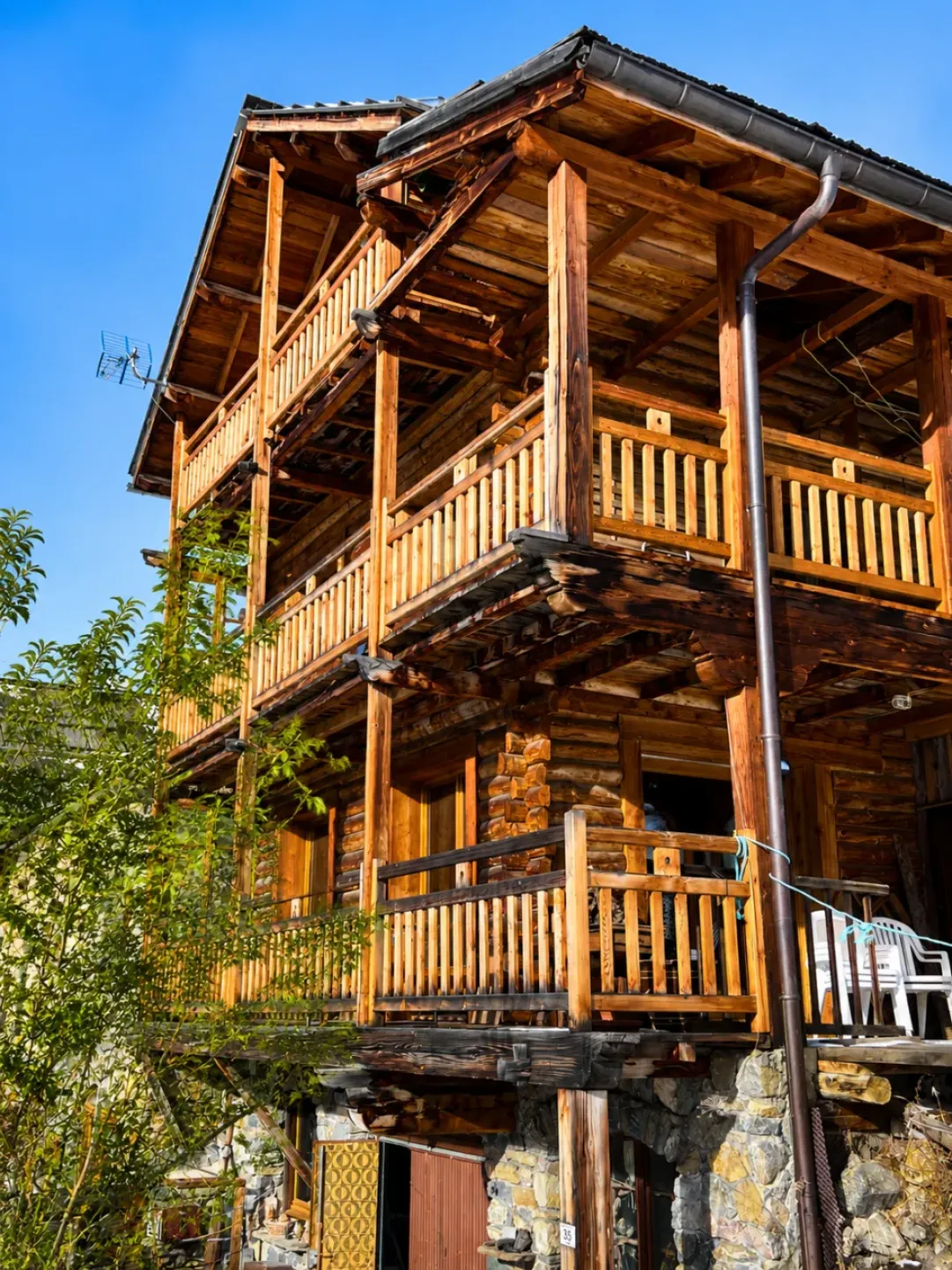 Extérieur et terrasses de notre chalet à Molines-en-Queyras, pensé pour les séjours en montagne, été comme hiver.