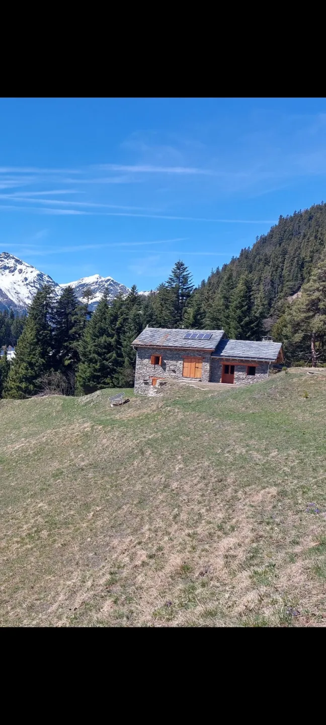 Chalet d'alpage  en pierres et lauzes très confortable situé à 1700m aux portes du Parc National de la Vanoise. Proche de plusieurs départs de randonnée. Ou simplement pour se reposer au calme 