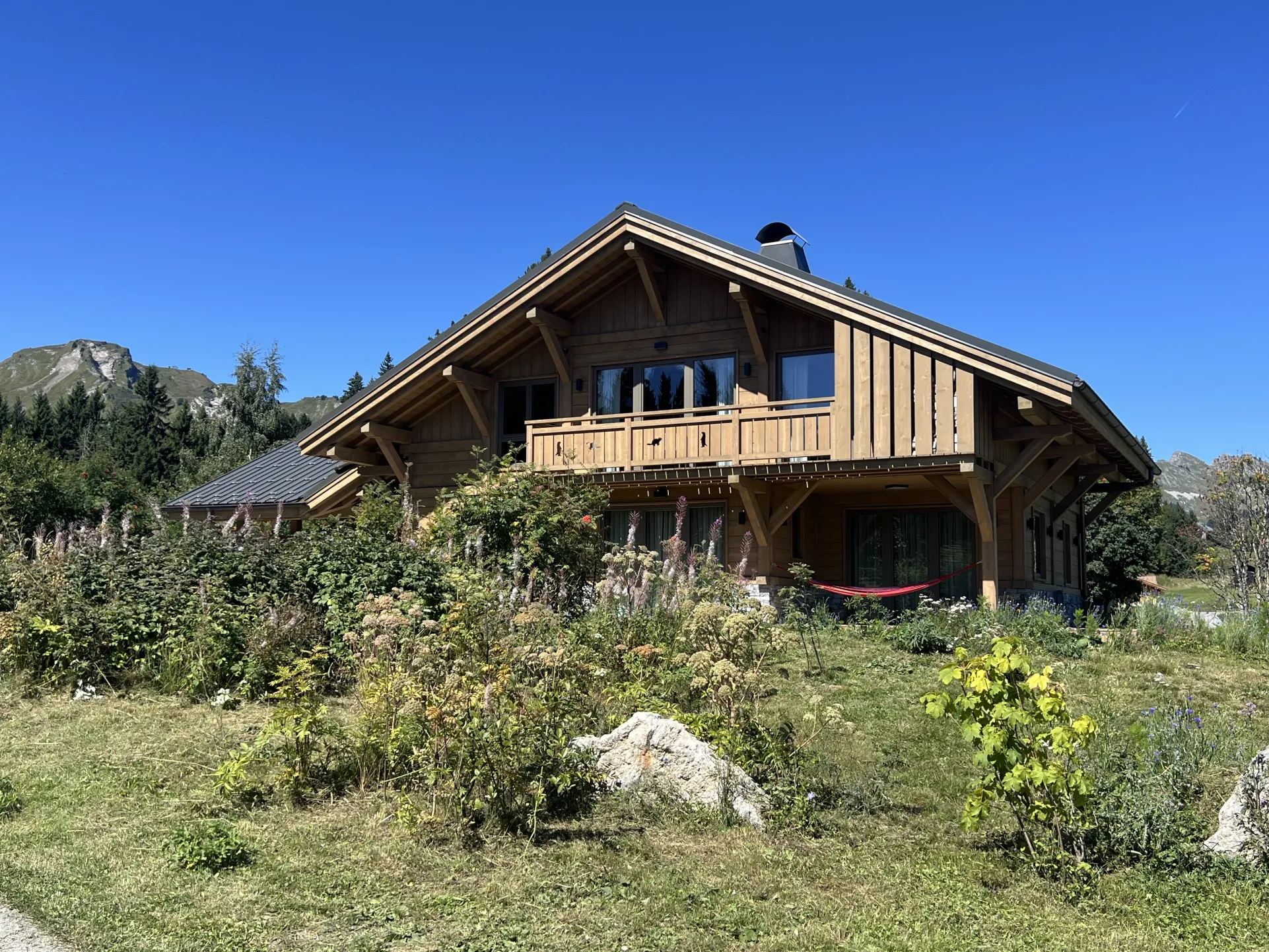 Vue façade chalet juillet