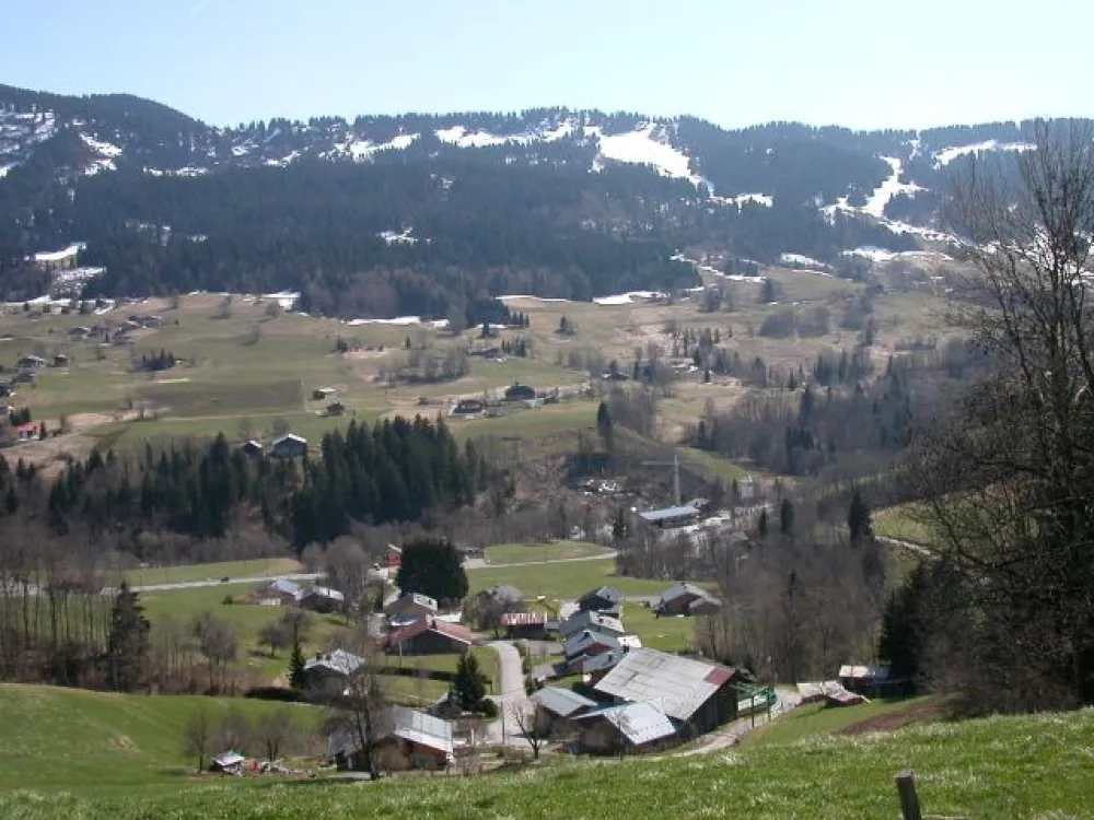 le village du jorrax, photo prise dans le champ en haut de la ferme et sur le versant en face c'est le domaine skiable.