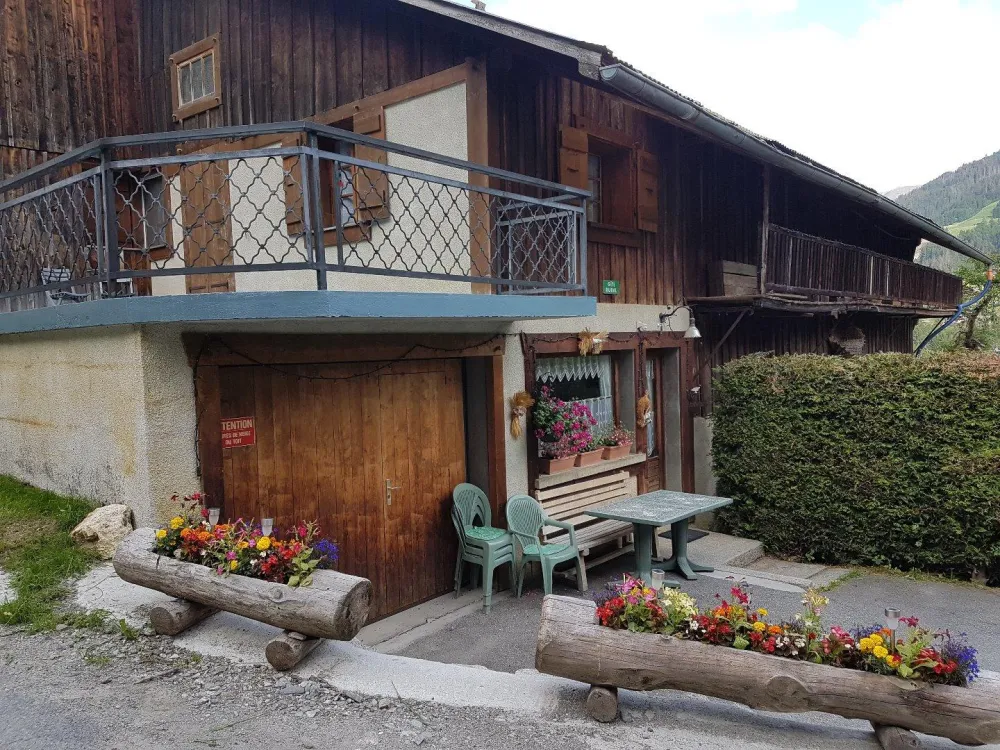 le gite " la ferme de SERGE avec son garage qui ferme à clé, sa terrasse , salon de jardin. la plancha et les chaise longues sont dans le garage.