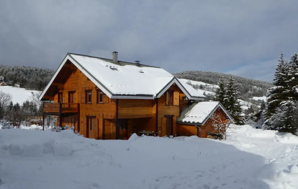 L'appartement est au 1er étage, celui avec un balcon, exposition sud.