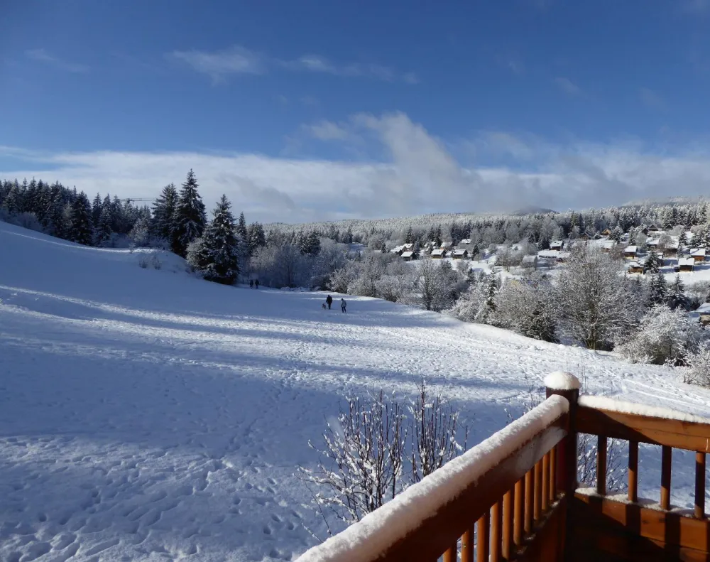 Vue de la terrasse plein sud. A droite, un domaine de ski de fond, et à gauche un domaine de ski alpin (station Correncon-Villard de Lans). En face, de belles promenades en raquettes.