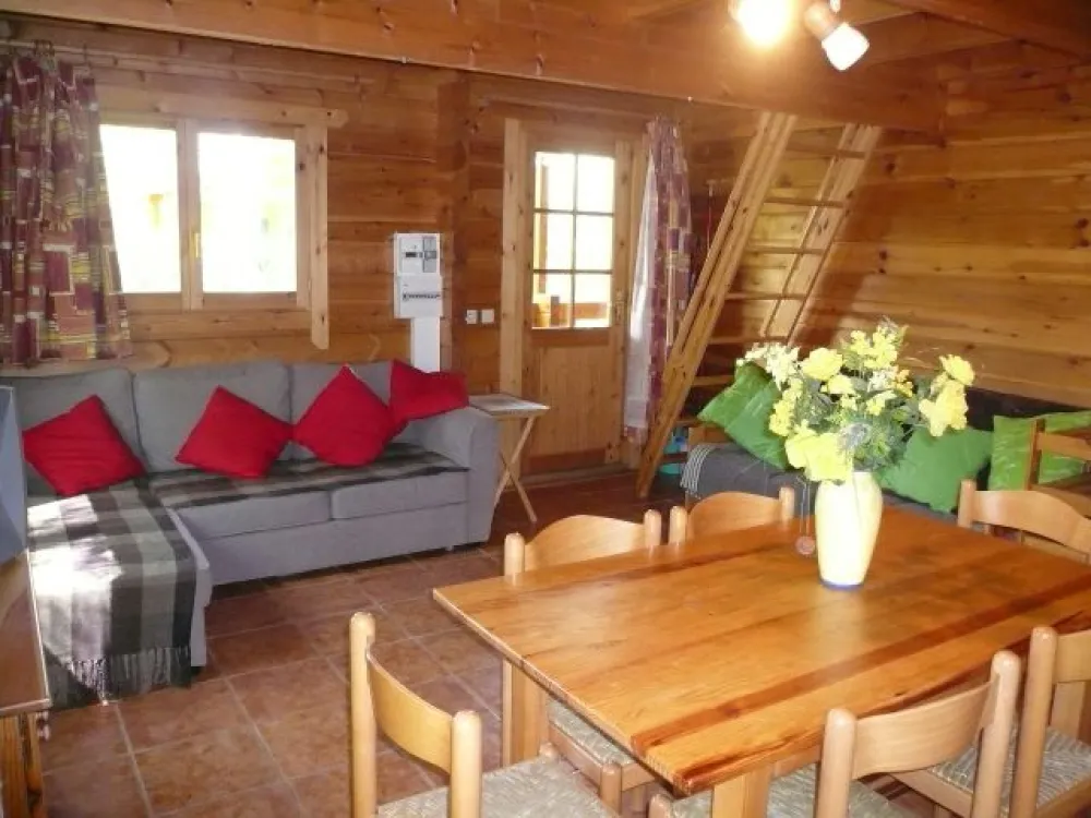 Séjour du chalet "Reine des Près" 44 m² au sol + mezzanine ; emplacement n°10. 