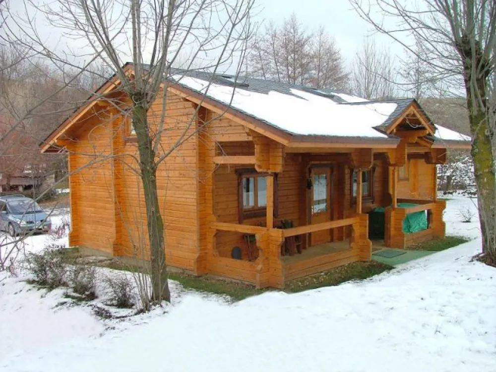 Habitat Léger de Loisirs "Reine des Près" en madriers. Chalet 44 m² au sol + mezzanine, 6 couchages. accessible aux personnes à mobilité réduite.
Le Parc Résidentiel de Loisirs l'ESCAPADE est proche des stations de ski des Neiges Catalanes, à deux pas de