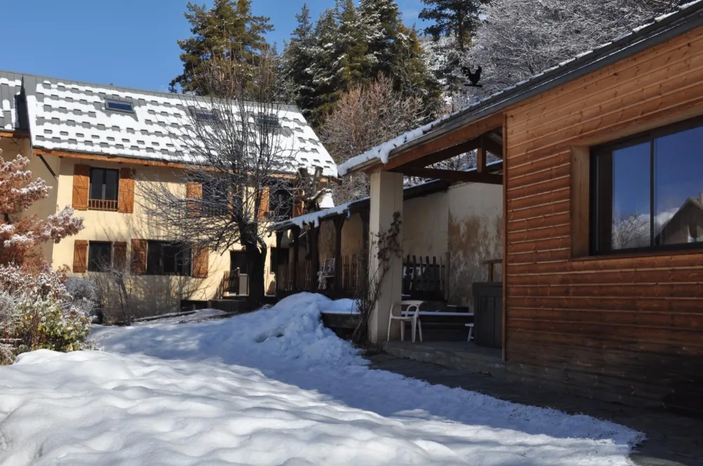 Gîte en hiver avec en premier plan sauna et spa