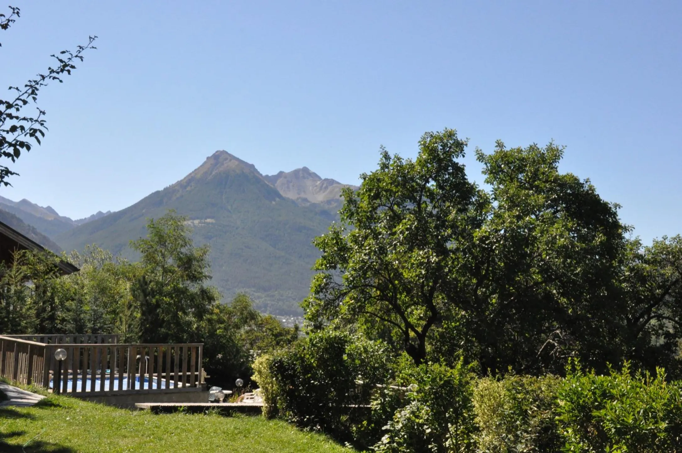 vue depuis le gîte avec la piscine derrière les barrières