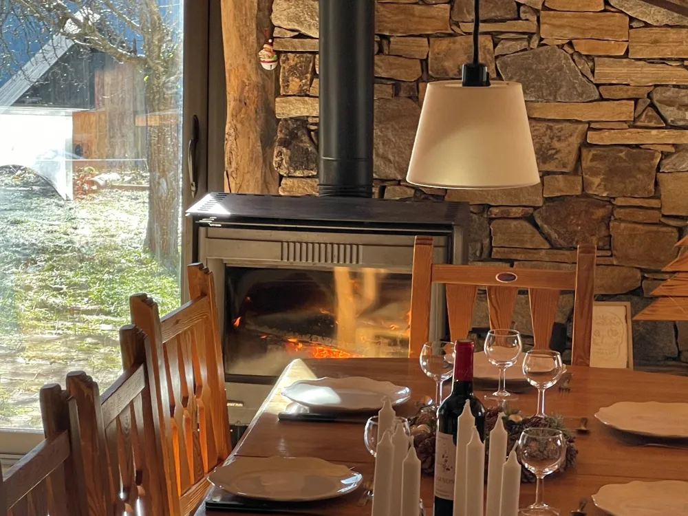 Une grande table à manger pour 14 personnes et plus