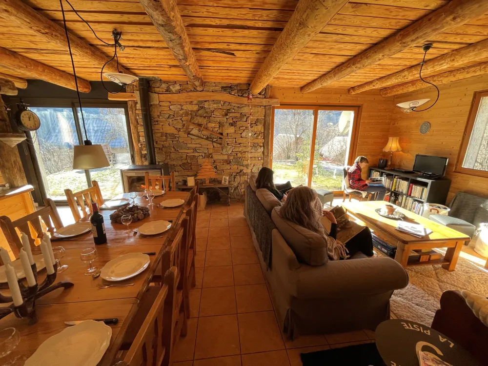 Grande pièce à vivre qui donne sur la jardin, face au massif des Ecrins