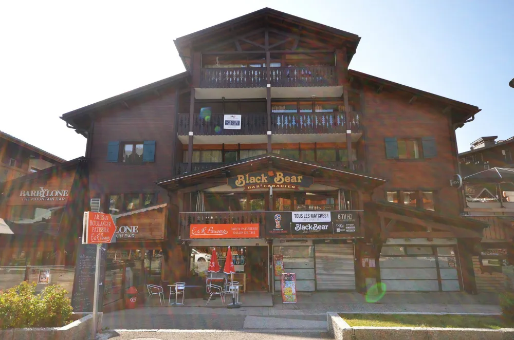 Dans le centre du village, à proximité des pistes